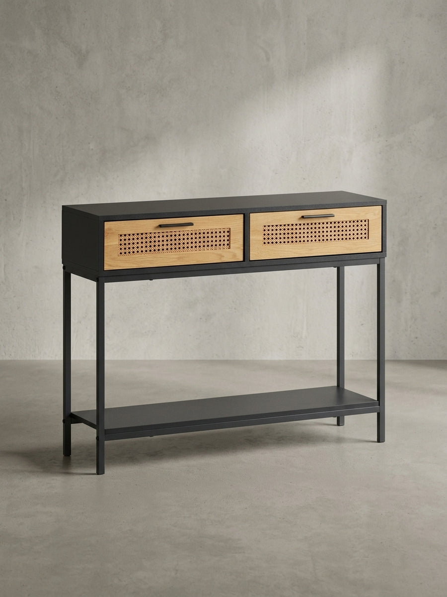 Der komplette Konsolentisch aus MDF und Polyrattan im Industrial-Boho-Mix, perfekt als Anrichte für den modernen Flur._