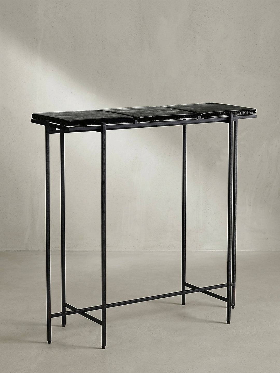 Konsolentisch 90x29x85 cm mit schwarzem Eisengestell und drei abnehmbaren Glasplatten freigestellt vor neutralem Hintergrund._