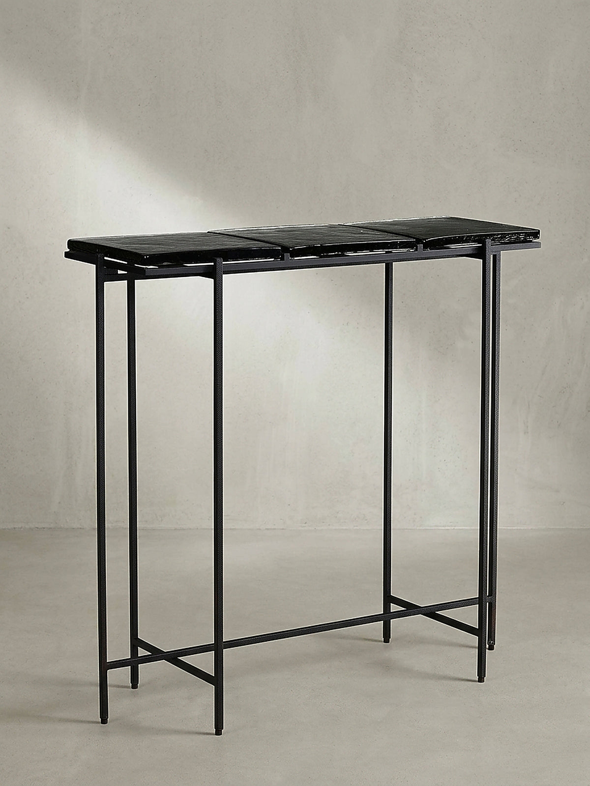 Konsolentisch 90x29x85 cm mit schwarzem Eisengestell und drei abnehmbaren Glasplatten freigestellt vor neutralem Hintergrund.