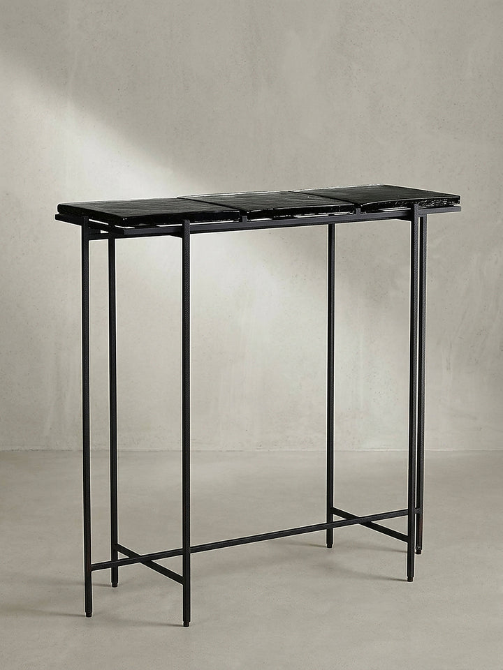 Konsolentisch 90x29x85 cm mit schwarzem Eisengestell und drei abnehmbaren Glasplatten freigestellt vor neutralem Hintergrund._