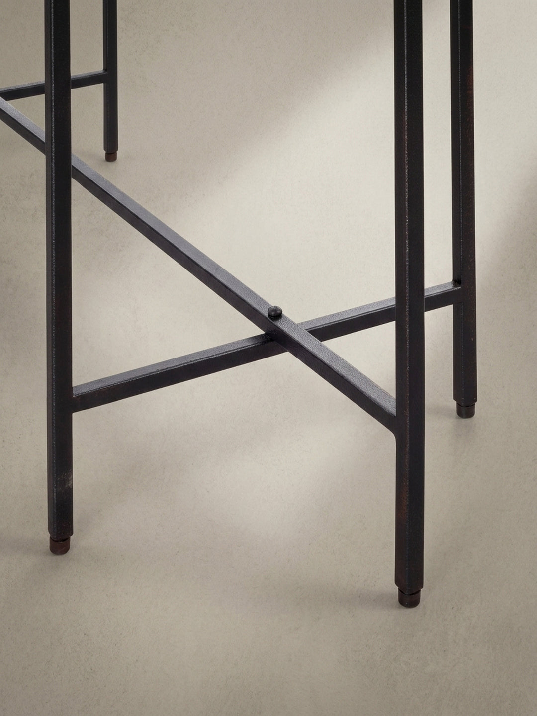 Detailansicht des schwarzen Konsolentisches aus Metall und Glas im Hochformat perfekt für besonders schmale Flure._
