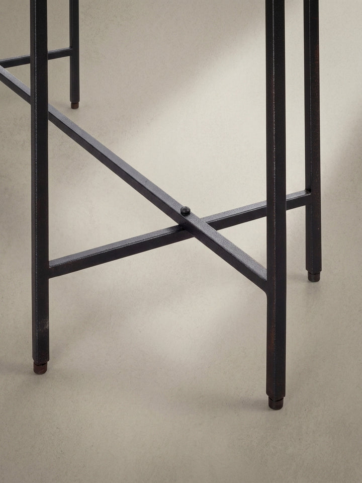 Detailansicht des schwarzen Konsolentisches aus Metall und Glas im Hochformat perfekt für besonders schmale Flure._