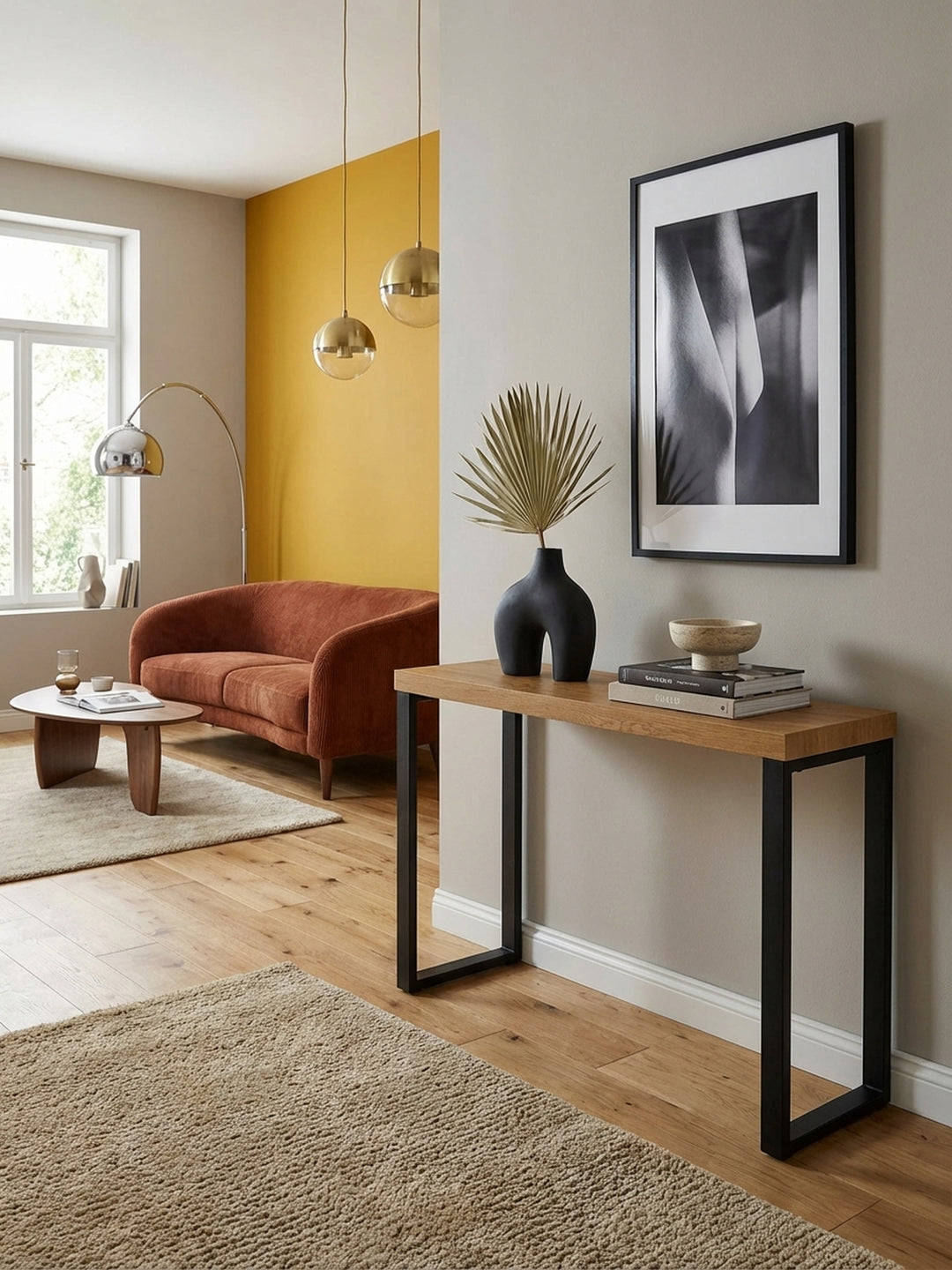 Moderner Konsolentisch in Eiche-Dekor mit schwarzen Metallbeinen, stilvoll dekoriert in einem hellen Flur als elegante Anrichte._