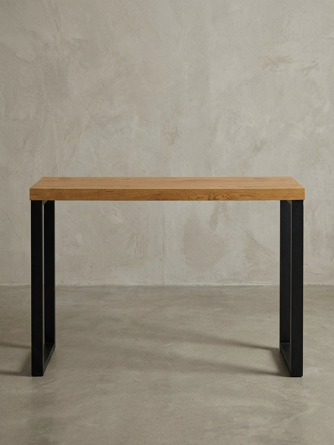 Freigestellter Konsolentisch mit 120 cm Breite in Frontalansicht, der das minimalistische Design in Eiche-Optik und Schwarz hervorhebt._