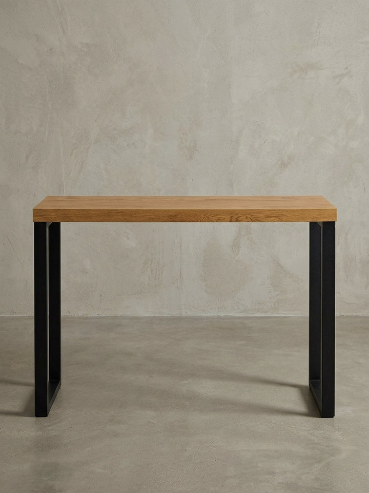 Freigestellter Konsolentisch mit 120 cm Breite in Frontalansicht, der das minimalistische Design in Eiche-Optik und Schwarz hervorhebt._
