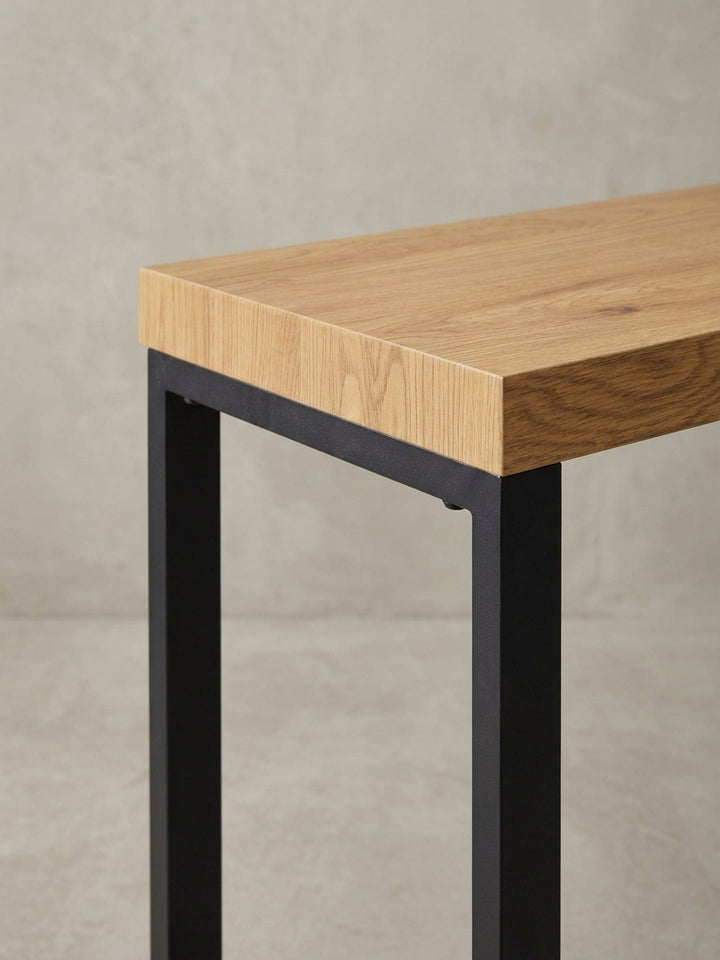 Alternative Perspektive des Konsolentischs im Industrial-Stil, die das Zusammenspiel von warmer Holzoptik und kühlem Metall betont._