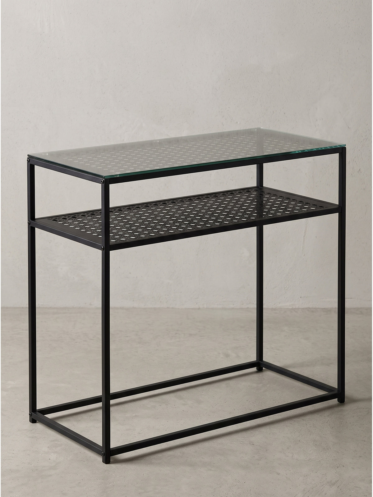 Moderner Konsolentisch aus pulverbeschichtetem Metall mit transparenter Glasablage präsentiert auf einem hellen und neutralen Hintergrund_