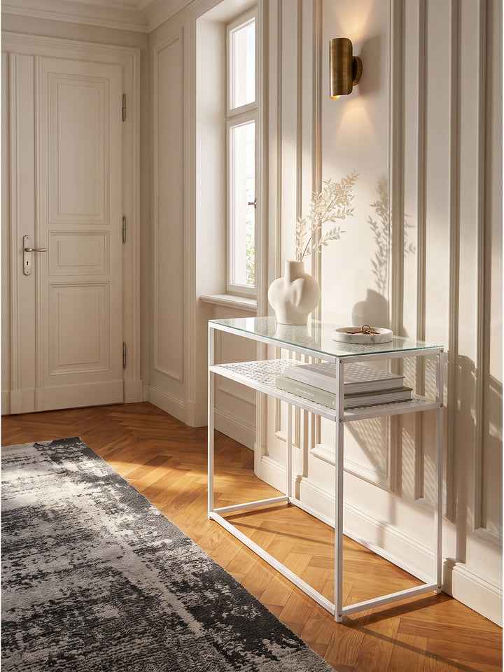 Moderner Konsolentisch Weiß aus Metall und Glas 80x40x77 cm im hellen skandinavischen Flur vor einer sanft geriffelten Wand mit minimalistischer Dekoration_