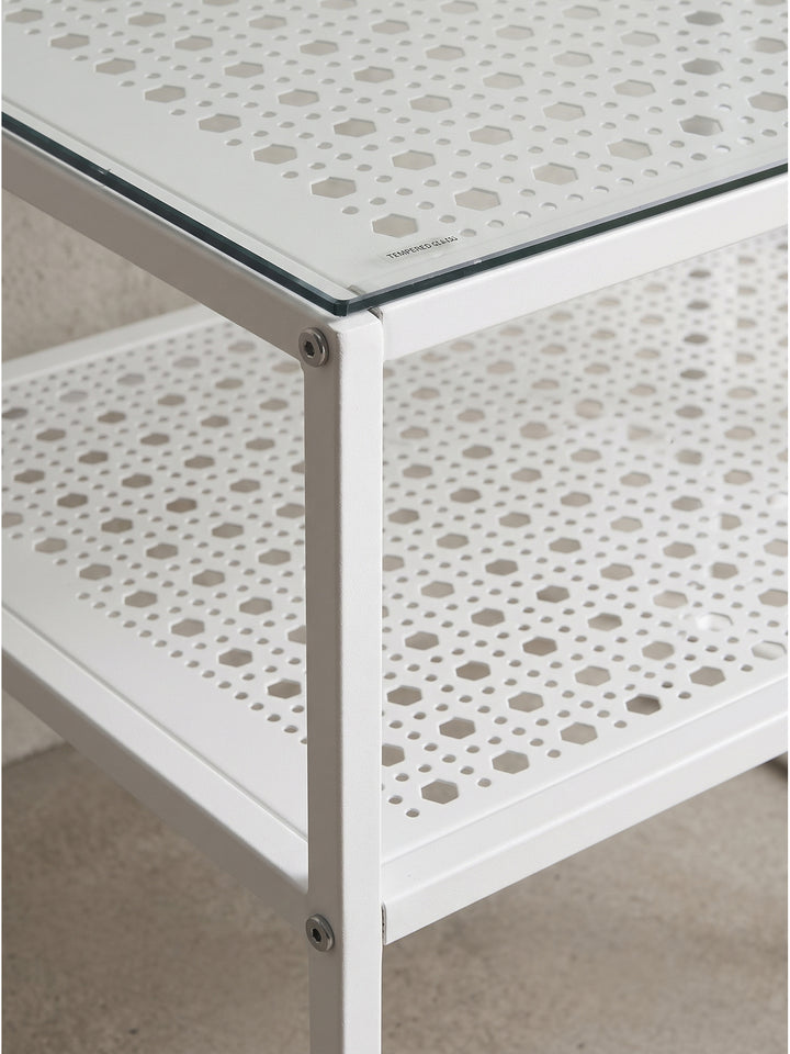 Gesamtansicht des eleganten Beistelltisches in Weiß aus Metall und Glas freigestellt im Studio_