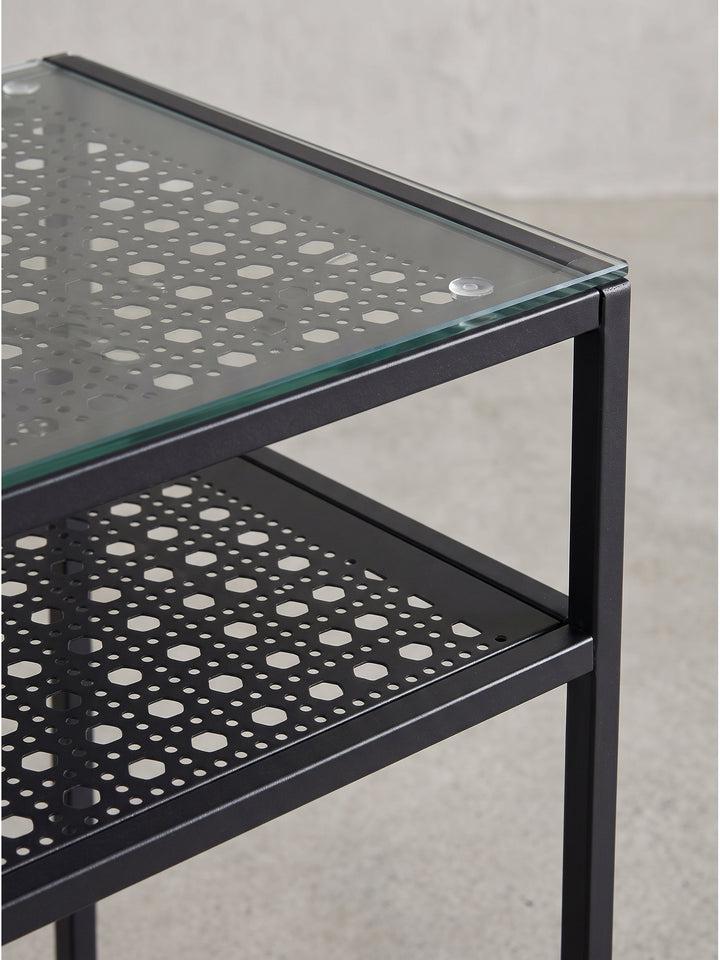 Schlichter Design-Ablagetisch für schmale Flure mit schwarzem Lochblech als zweite Ebene direkt unter der glatten Glasoberfläche_