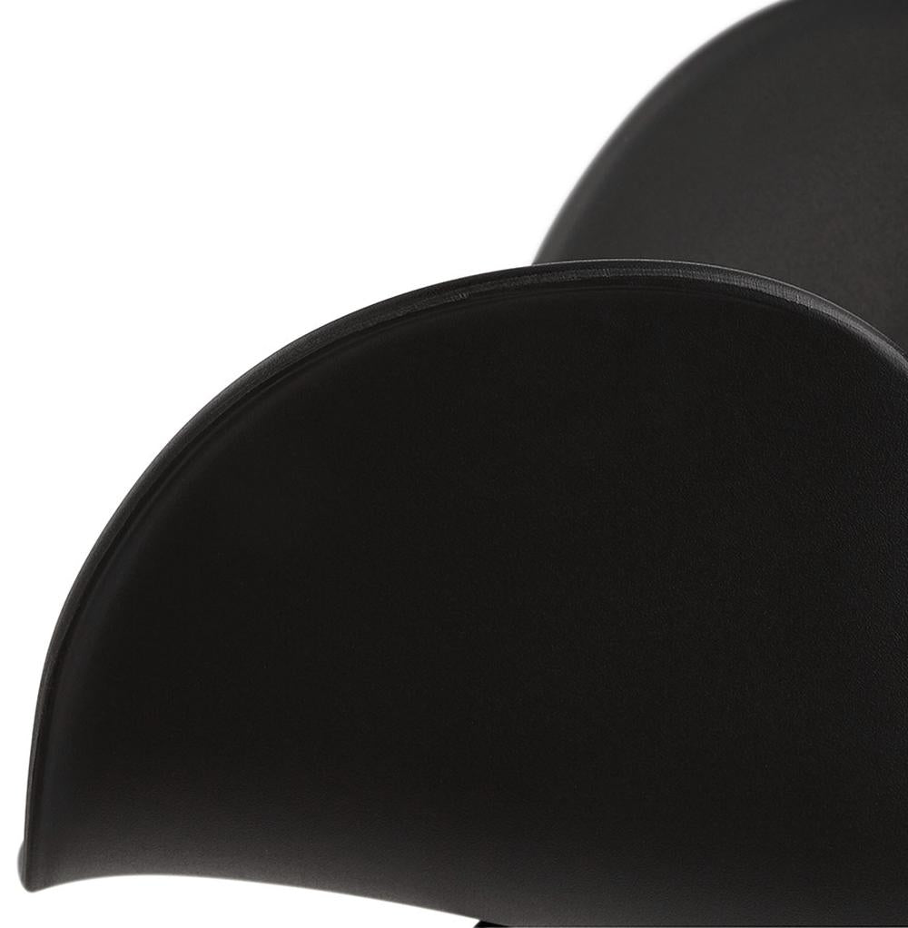 Premium Küchenstuhl in Schwarz mit ergonomischer Form von Kadima Design_