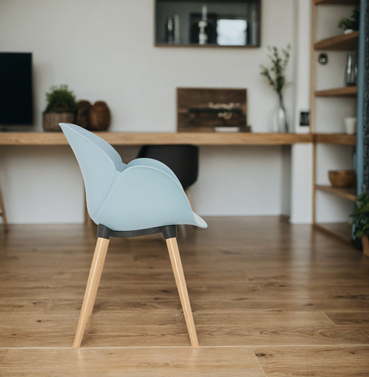 Blauer Konferenzstuhl mit Holzgestell für Praxis und Wartezimmer von Kadima Design_