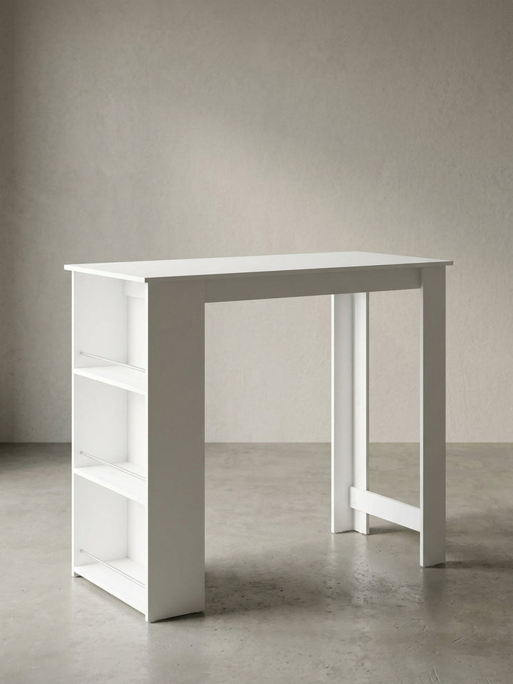 Moderner Bartisch in reinem Weiß mit seitlichem Stauraum in der Frontansicht. Der 107,5cm hohe Tresentisch besticht durch klare Linien und drei praktische offene Regalfächer._