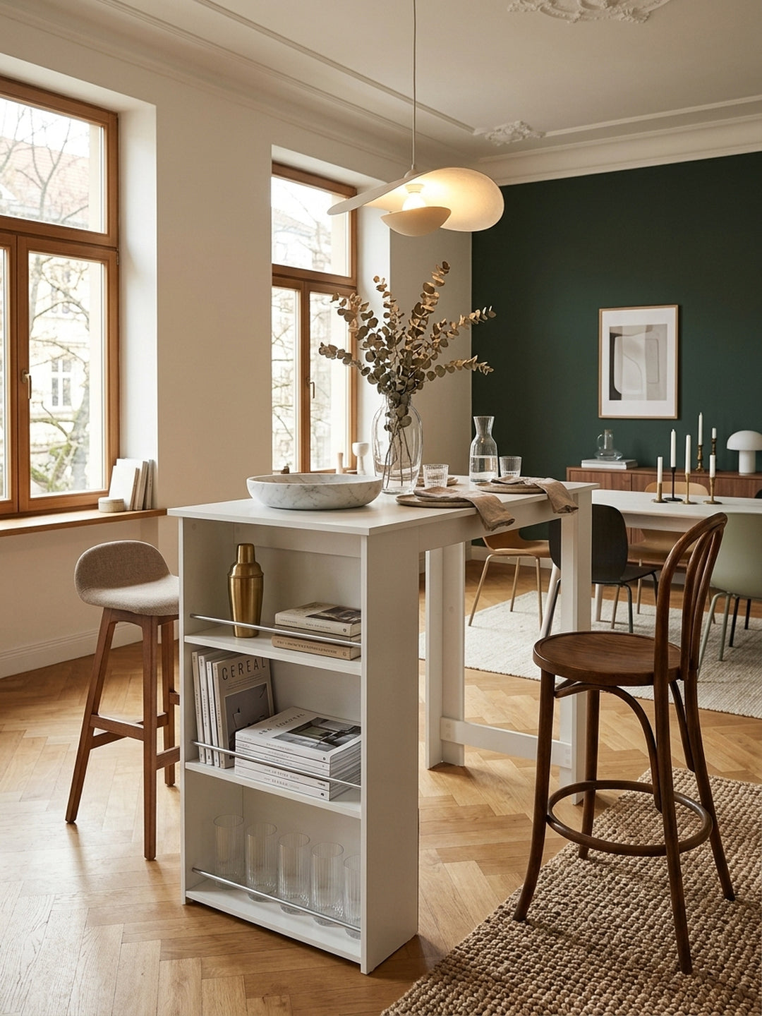 Draufsicht auf den weißen Küchenbartisch im modernen Wohnraum. Die großzügige 120x60cm Tischplatte bietet viel Platz, während das offene Standregal strukturierte Ordnung schafft._