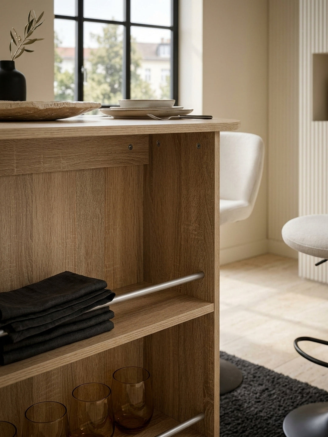 Nahaufnahme der melaminbeschichteten Oberfläche des Küchentisches im Sonoma Eiche Look. Die realistische Holzmaserung kontrastiert elegant mit den silbernen Aluminiumstreben im Regal._