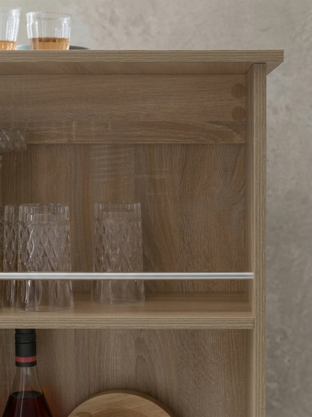 Gesamtübersicht des funktionalen Steharbeitsplatzes im modernen Stil. Die Kombination aus heller Sonoma Eiche und minimalistischer Formsprache fügt sich in jedes stilvolle Zuhause ein._