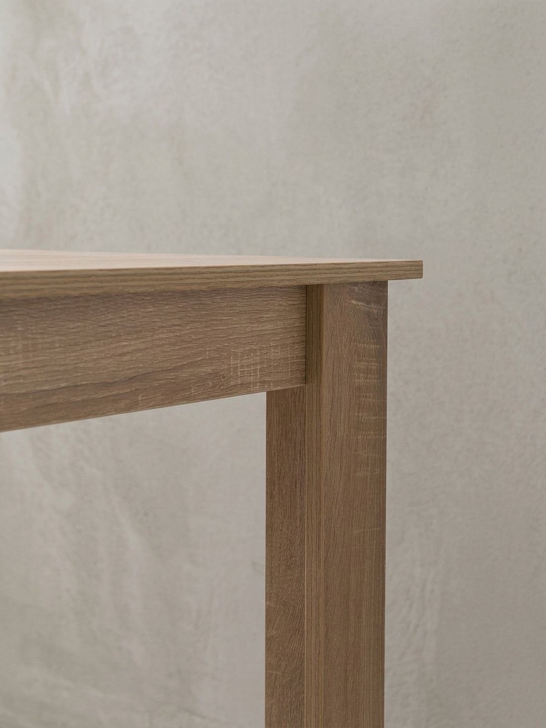 Makroaufnahme der matt silbernen Aluminiumstreben am Regal des Party-Tresentisches. Die Metallakzente verhindern das Herausfallen von Gegenständen und setzen moderne Highlights._