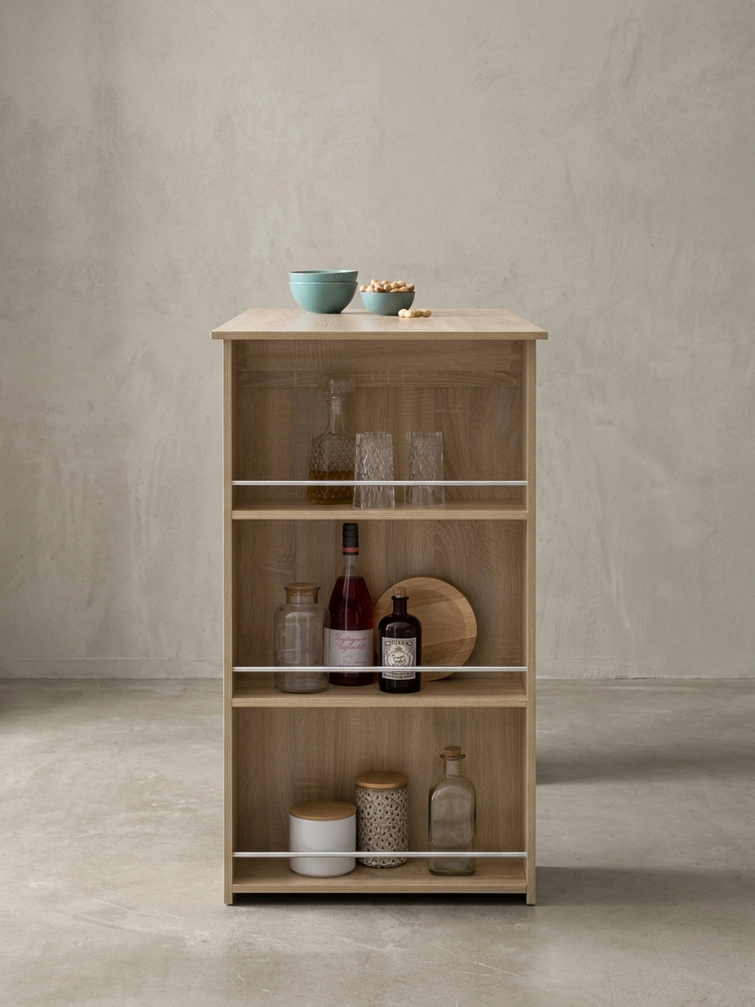 Alternative Perspektive des Bar-Bistrotisches, die den großzügigen Stauraum in den 53x33x16,5 cm großen Regalfächern hervorhebt. Ideal für die Aufbewahrung von Flaschen und Zubehör._