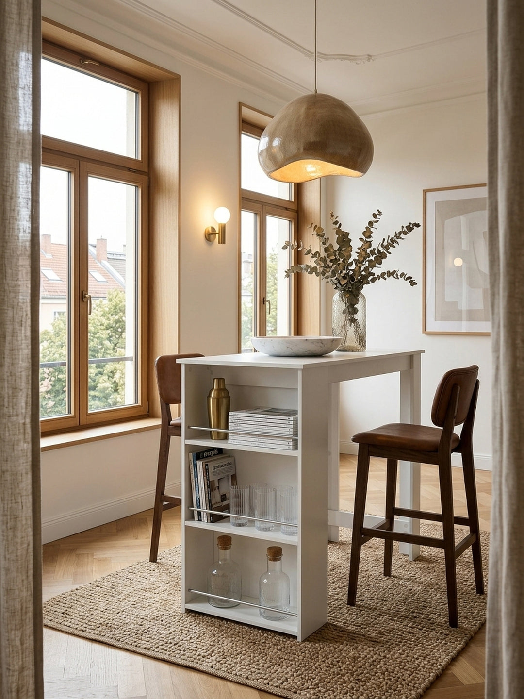 Weißer Bartisch 120x60cm freistehend im eleganten offenen Esszimmer mit edlem Fischgrätparkett. Der minimalistische Stehtisch mit integriertem Regal wirkt luftig und modern._