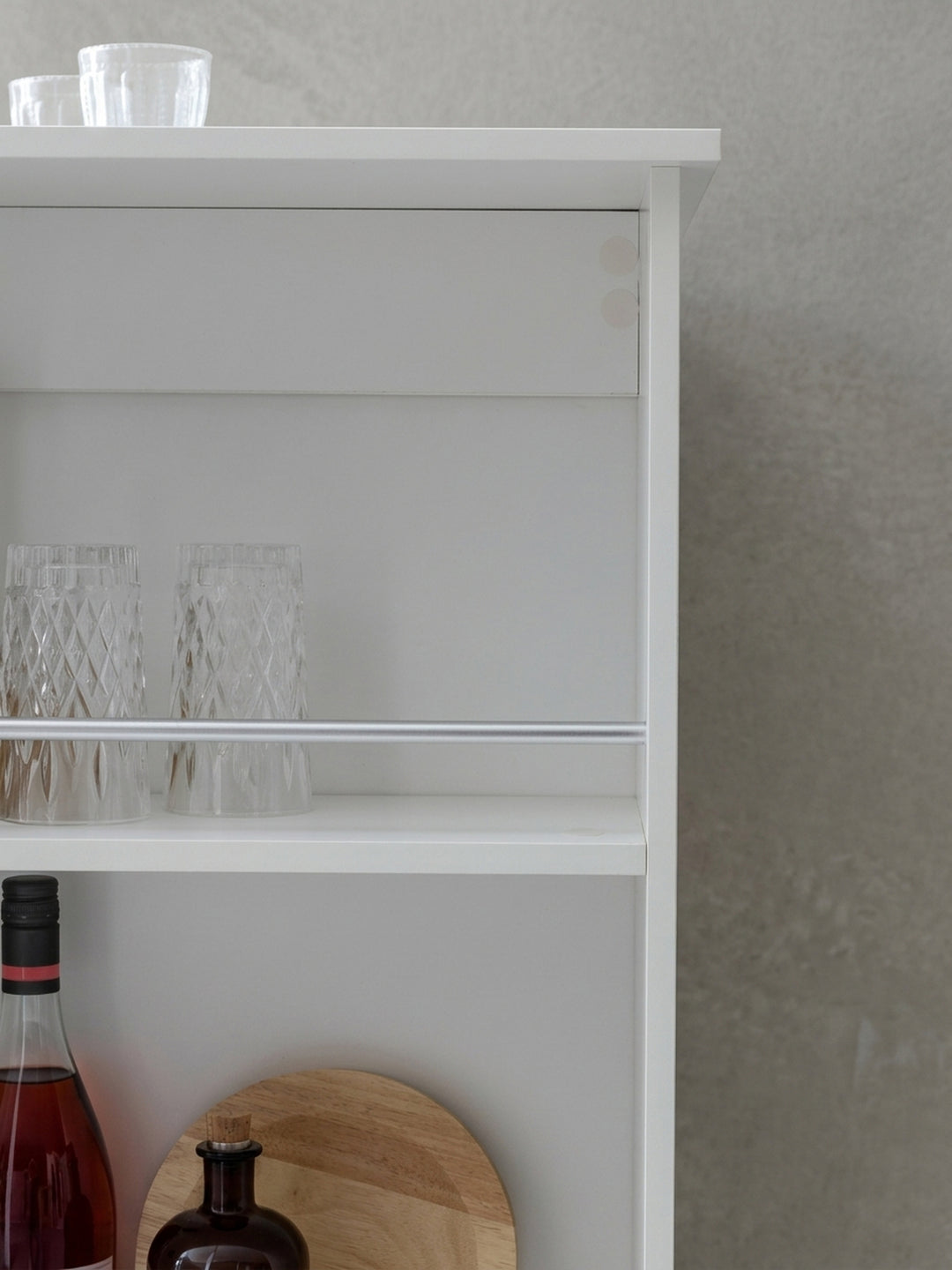 Weißer Bartisch mit Regal und detaillierten Maßen auf dem Bild. Der hohe Stehtisch misst 120x60x107,5 cm und passt perfekt in Küche oder Esszimmer._