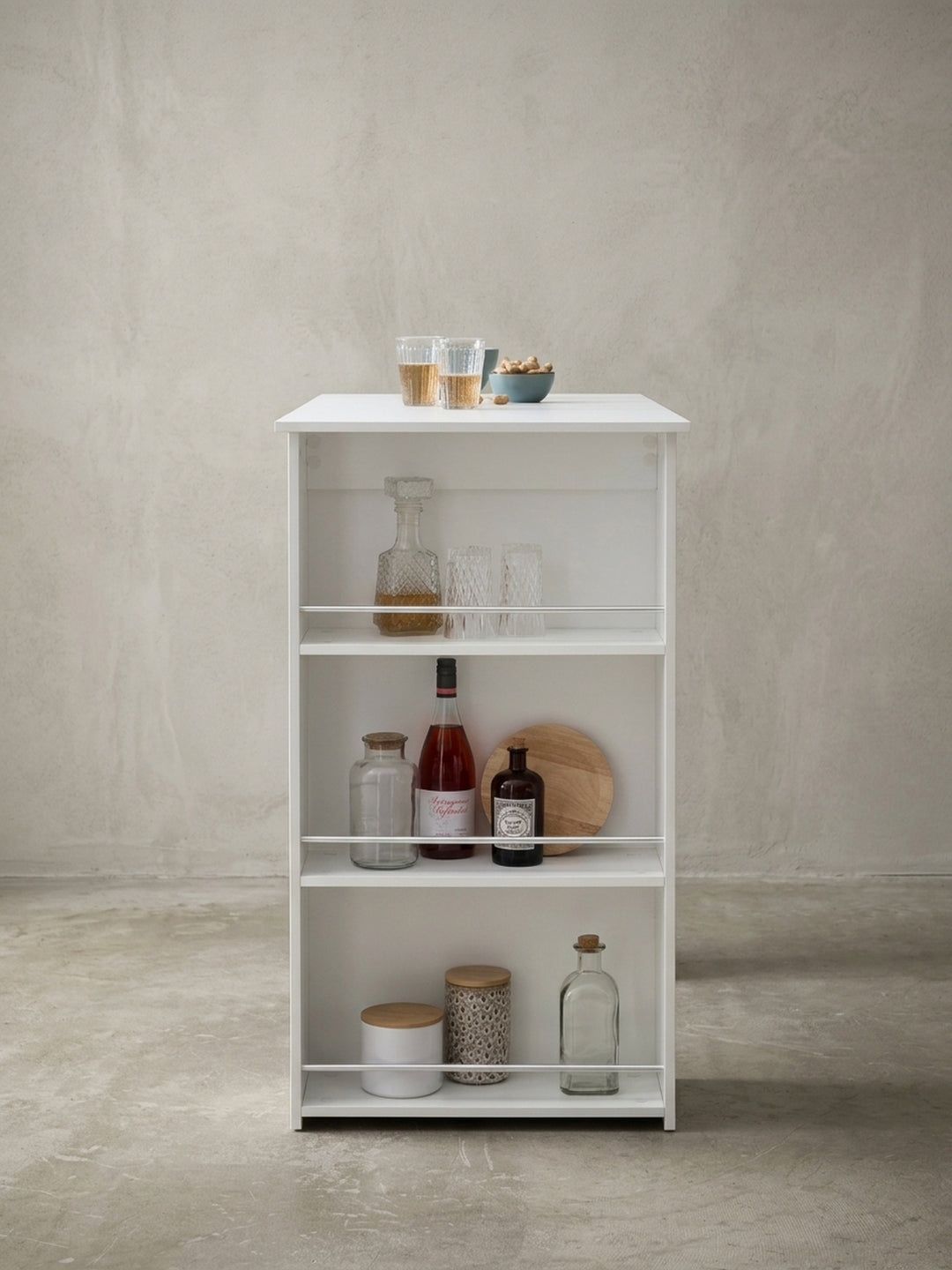 Perspektivische Darstellung des 120cm breiten Küchenbartisches. Der helle Holzwerkstoff und das grifflose Regaldesign machen diesen Bistrotisch zum perfekten Raumteiler._