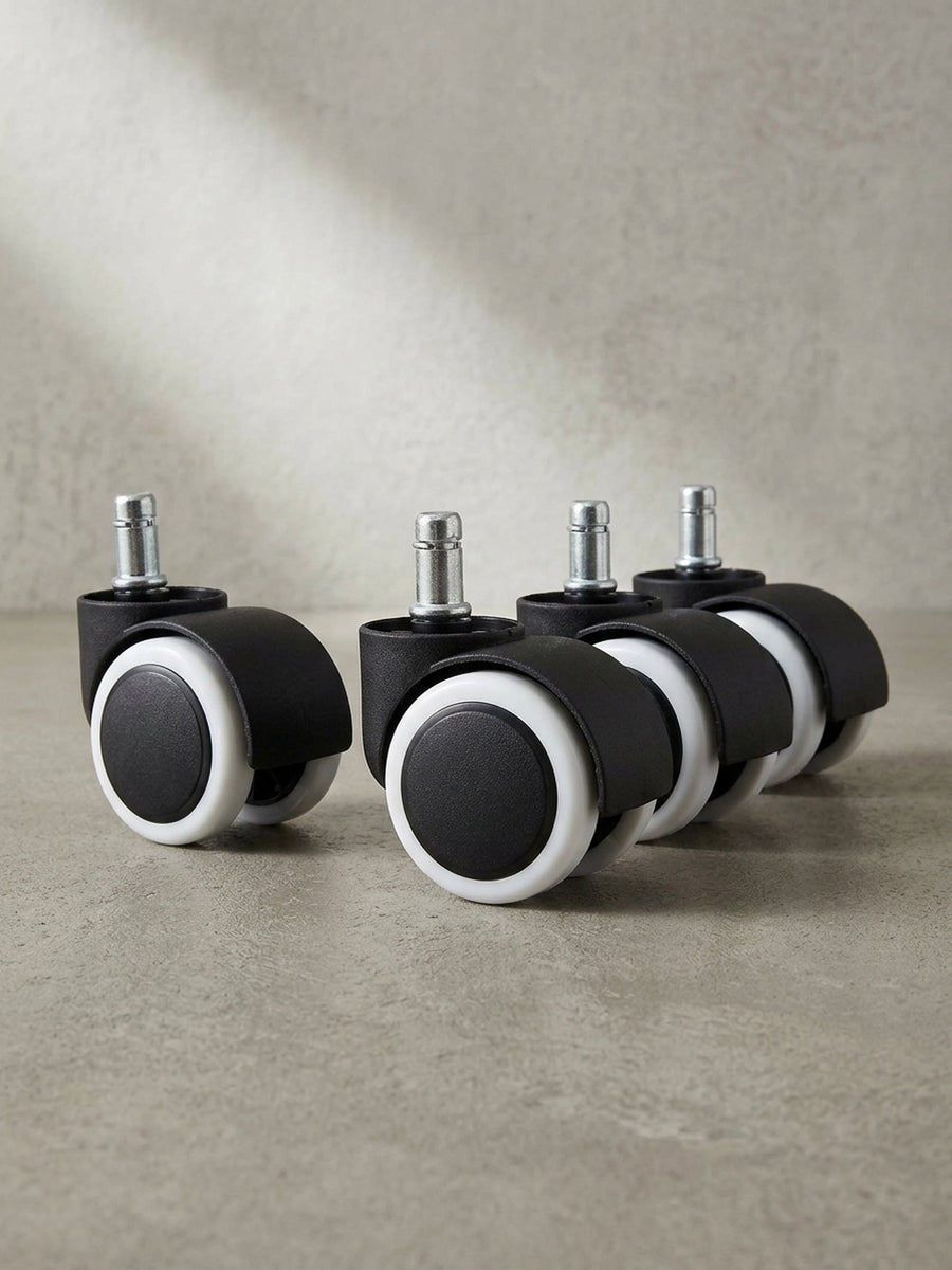 Leicht seitliche Perspektive der Hartbodenrollen, die die robuste Kunststoffkonstruktion und das Doppelrad-Design zeigt._