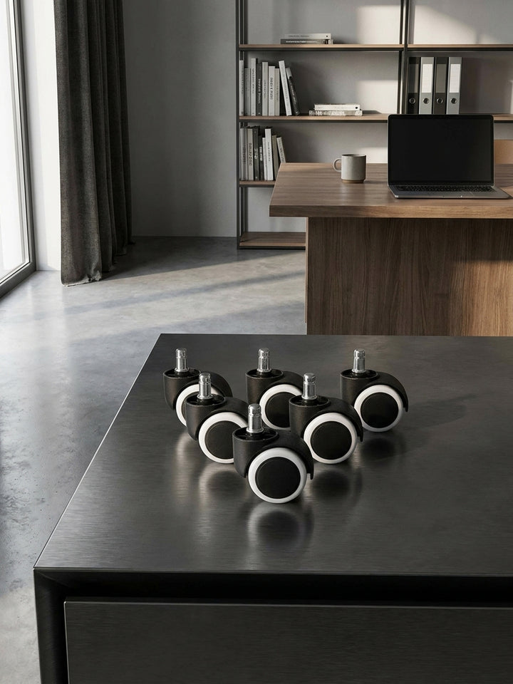Fünfteiliges Set Hartbodenrollen in Schwarz und Weiß für ergonomische Drehstühle im modernen Heimbüro._
