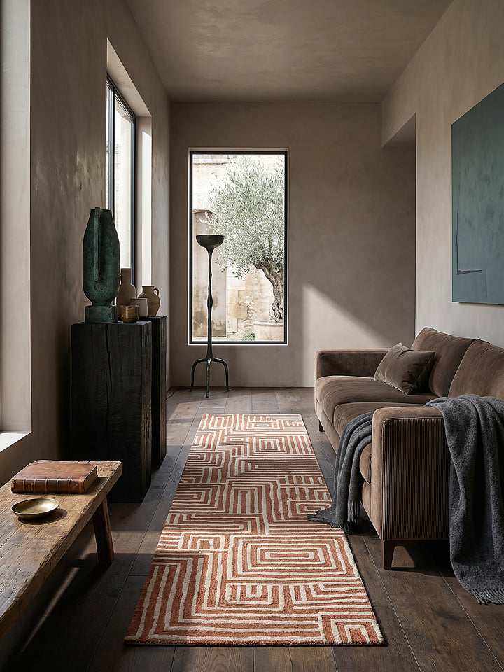 Teppich Terrakotta Läufer Editorial Interior als Designobjekt drapiert hochwertige Wohnaccessoires_