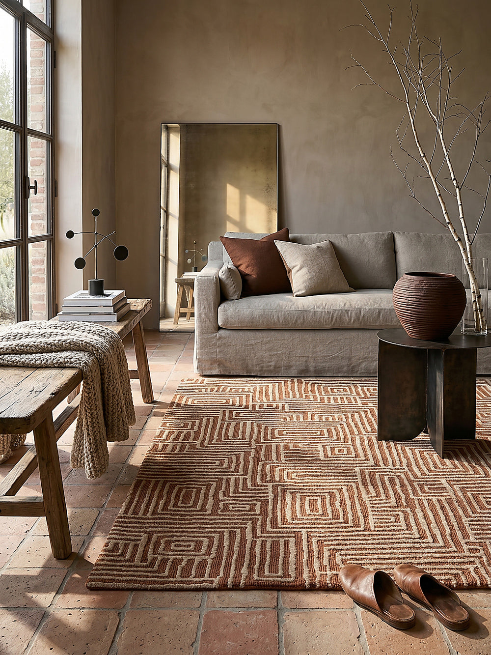 Teppich Terrakotta rechteckig Editorial Interior als Designobjekt drapiert hochwertige Wohnaccessoires_