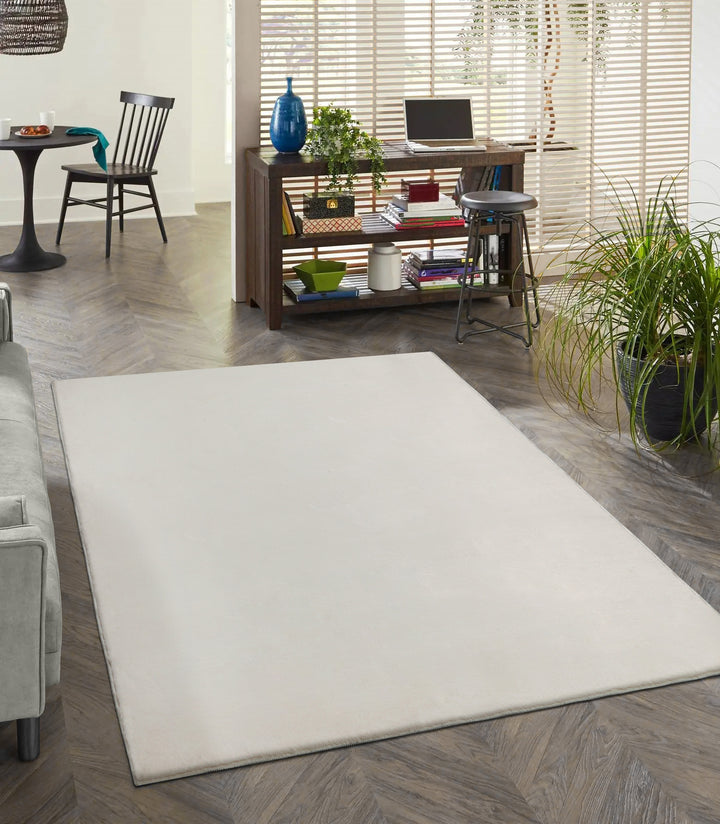 Kurzflorteppich Creme uni im Wohnraum aus Polyester aus der DOUBS Kollektion_