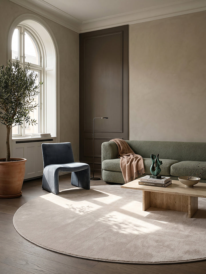 Teppich Beige rund gemütliche Wohnszene_