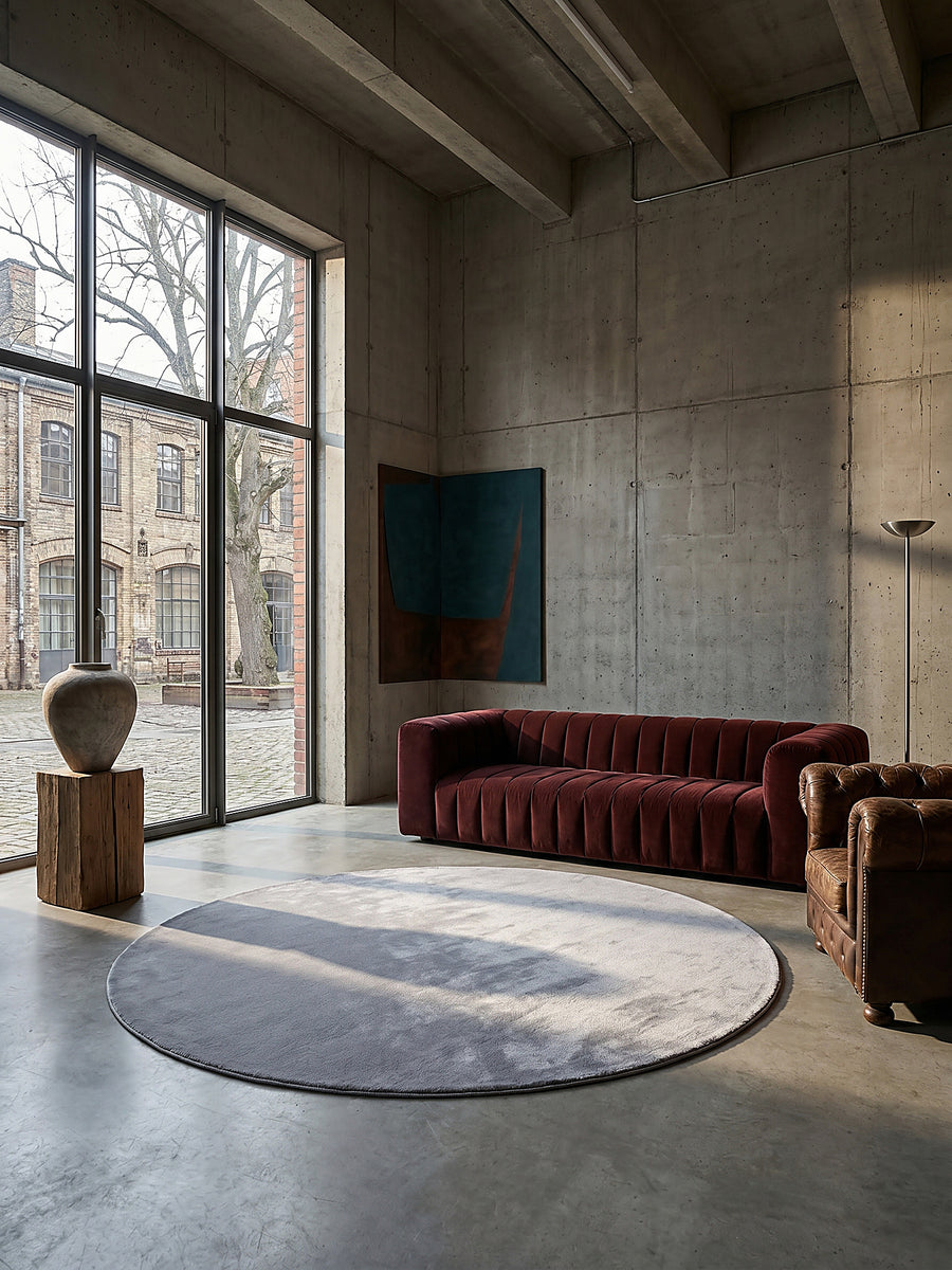 Teppich Grau rund im modernen Wohnzimmer_