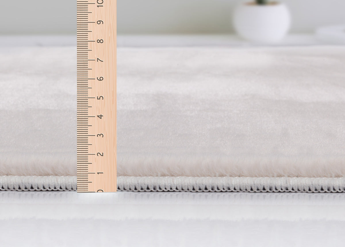 Beige Kurzflor Teppich unifarben im Wohnraum DOUBS Serie_