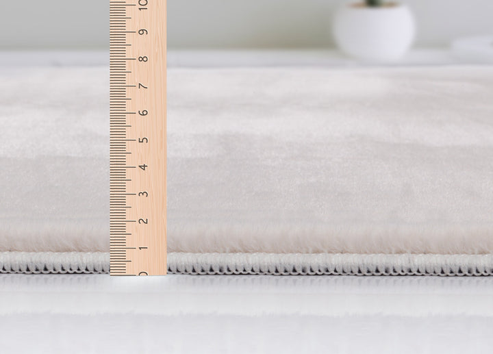 Beige Kurzflor Teppich unifarben im Wohnraum DOUBS Serie_