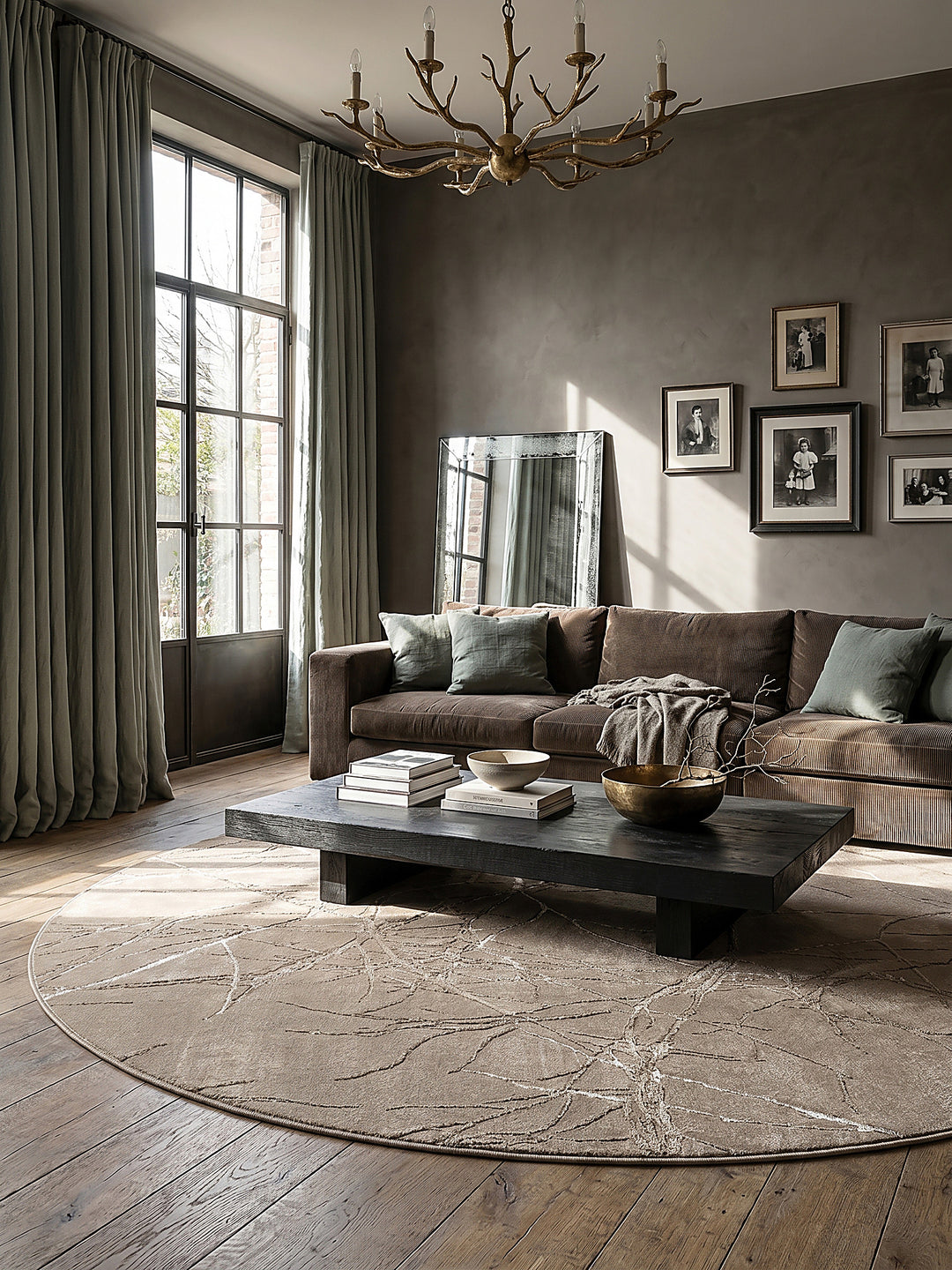 Teppich Beige rund im modernen Wohnzimmer_