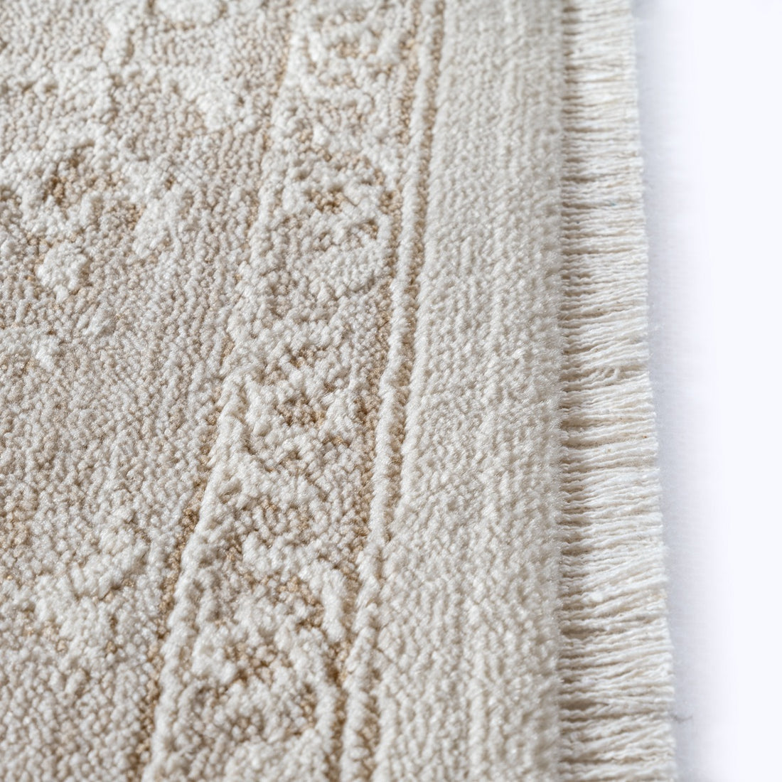 Kurzflor Teppich Beige als minimalistische Wohnidee aus Polyester SCRIVIA Serie_