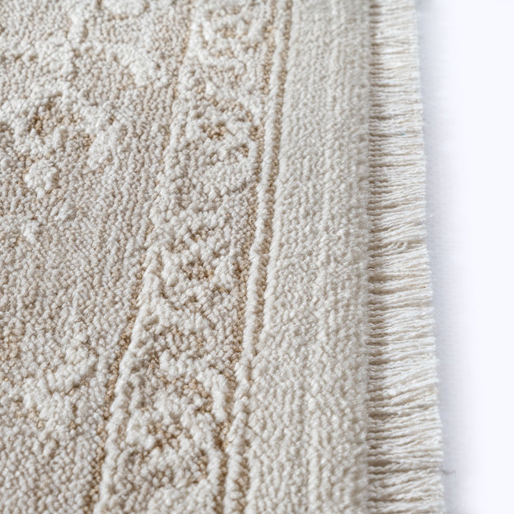 Kurzflor Teppich Beige als minimalistische Wohnidee aus Polyester SCRIVIA Serie_