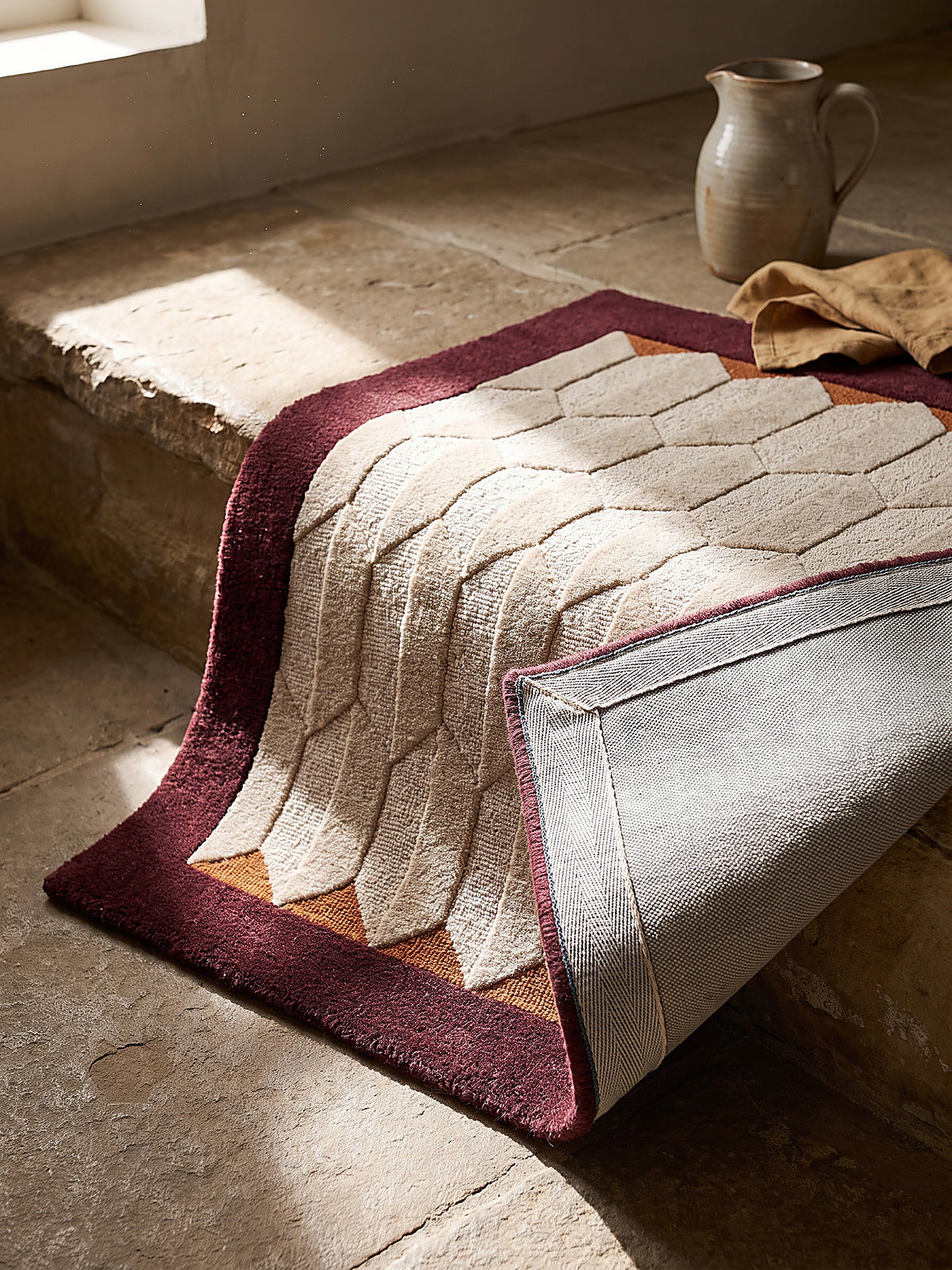 Teppich Bordeauxrot rechteckig Editorial Styling_
