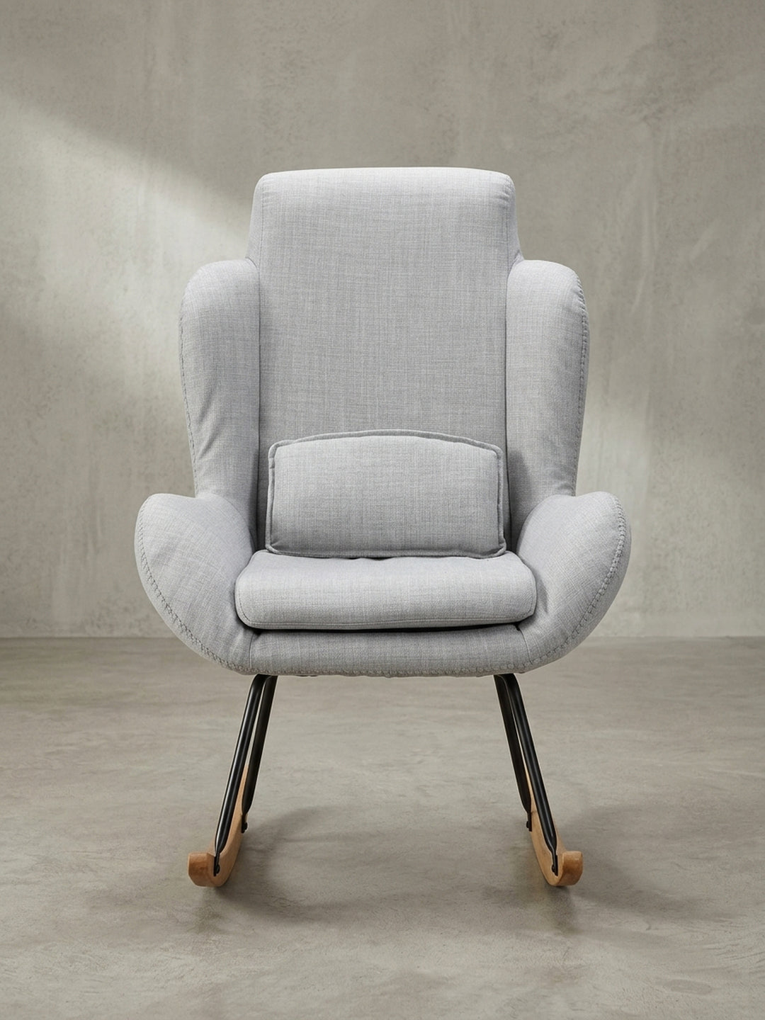 Seitliche Perspektive des Stuhls, die die ergonomische Neigung der 110 cm hohen Rückenlehne und die Kufenform detailliert zeigt._