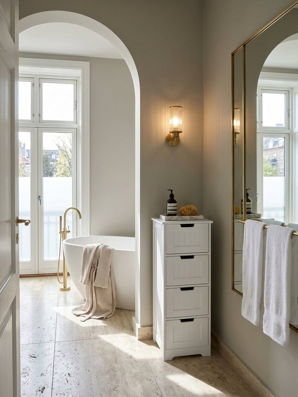 Eleganter Badezimmerschrank aus weiß lackiertem MDF 30x30x83 cm im luxuriösen Spa-Bad auf edlem Travertin-Boden vor greige gestrichener Wand_
