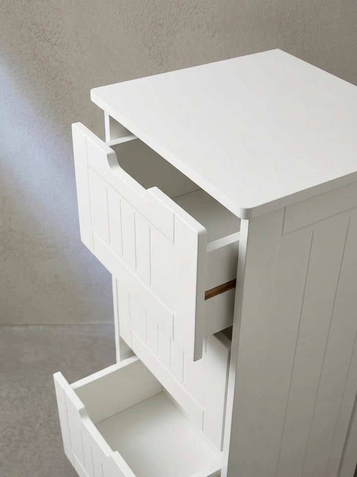 Nahaufnahme der stilvollen Einlassgriffe an der Schublade des Badmöbels im klassischen Landhaus-Design ohne abstehende Beschläge_