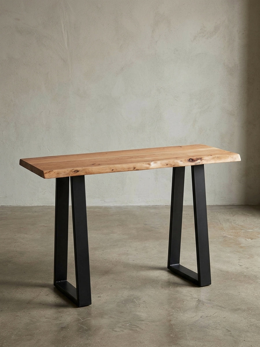 Konsole aus honigfarbenem Akazie-Massivholz auf neutralem Betonhintergrund Frontalansicht 45x120x75 cm_