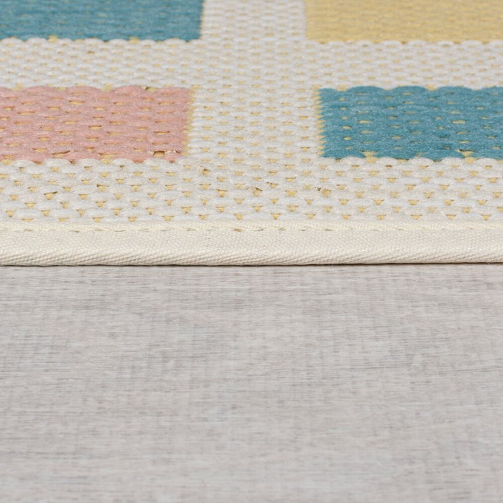 Langlebiger Outdoor ovaler Teppich in Pastellfarben mit geometrischem Muster und rutschfestem Latexrücken - RUSH von Kadima Design _Pastellfarben_