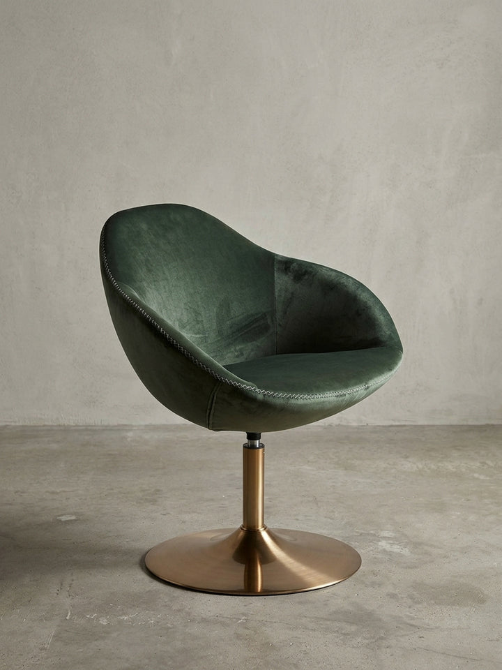 Übersicht des modernen Design-Drehstuhls. Die Kombination aus smaragdgrünem Samt und dem goldenen Metallgestell verleiht dem Möbelstück einen exklusiven Retro-Charme._