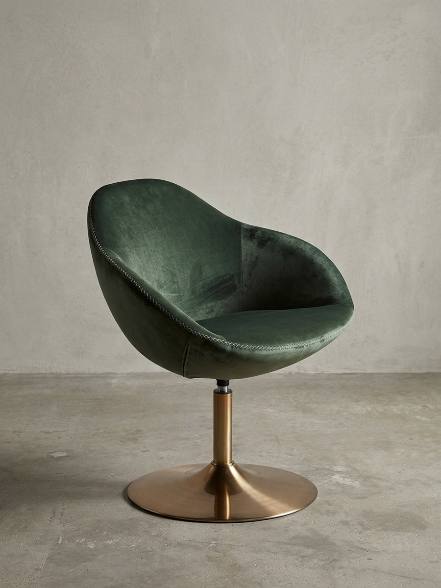 Übersicht des modernen Design-Drehstuhls. Die Kombination aus smaragdgrünem Samt und dem goldenen Metallgestell verleiht dem Möbelstück einen exklusiven Retro-Charme._