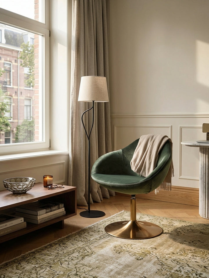 Blick von oben auf eine moderne Leseecke. Der drehbare Cocktailsessel aus Samt fügt sich harmonisch in das Raumkonzept mit hellem Teppich und Holzboden ein._