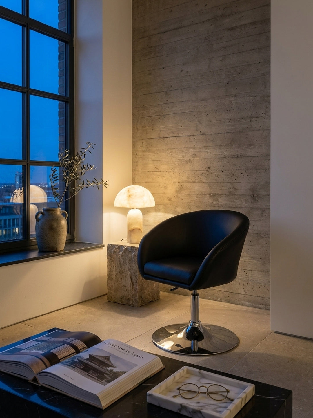 Lounge- &amp; Cocktailsessel aus natürlicher Eiche massiv im Einsatz Arbeitszimmer dekoriert mit Styling-Accessoires Wohnatmosphäre mit Höhenverstellung und Drehfunktion gemütlich eingerichtet_