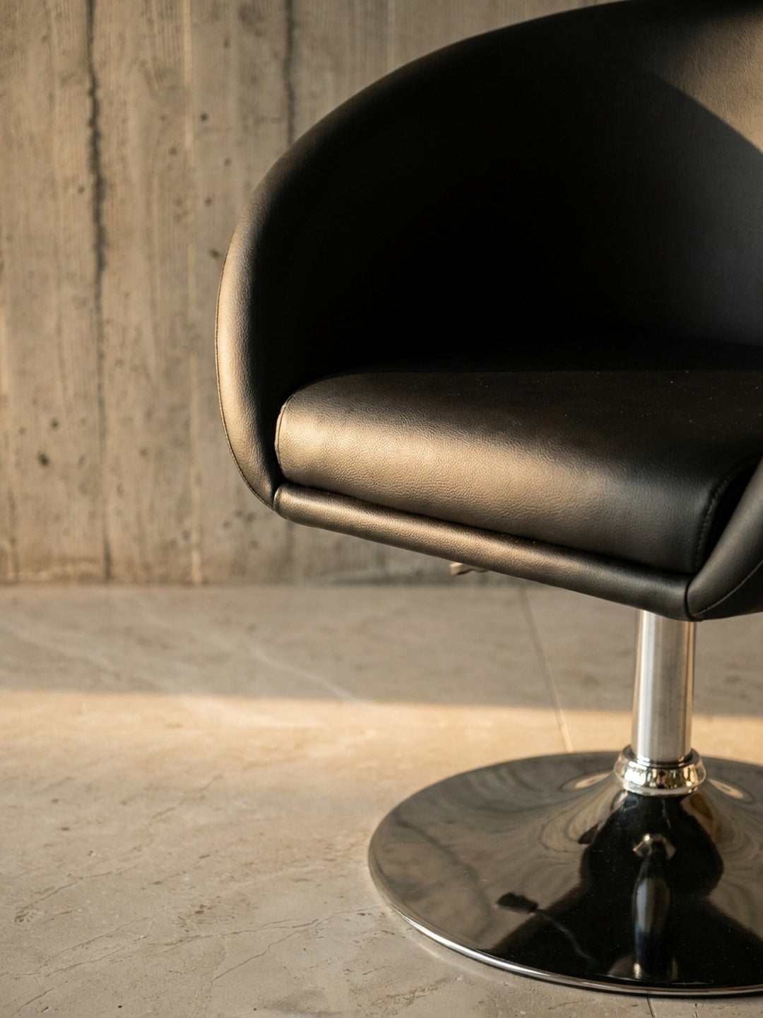 Lounge- &amp; Cocktailsessel Eiche Massivholz schwarz Nahaufnahme feine Eichenholz-Maserung mit gleichmäßiger Struktur und natürlichem Farbverlauf mit Höhenverstellung und Drehfunktion Qualität_