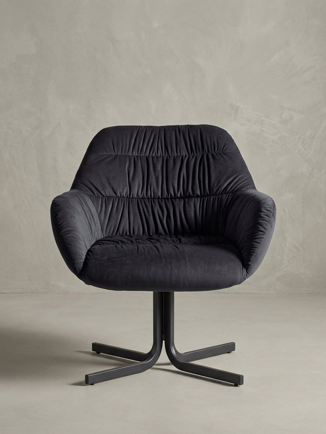 Profilansicht des schwarzen Samtsessels, bei der die ergonomische Neigung der Rückenlehne und die robuste Konstruktion des zentralen Metallgestells sichtbar sind._