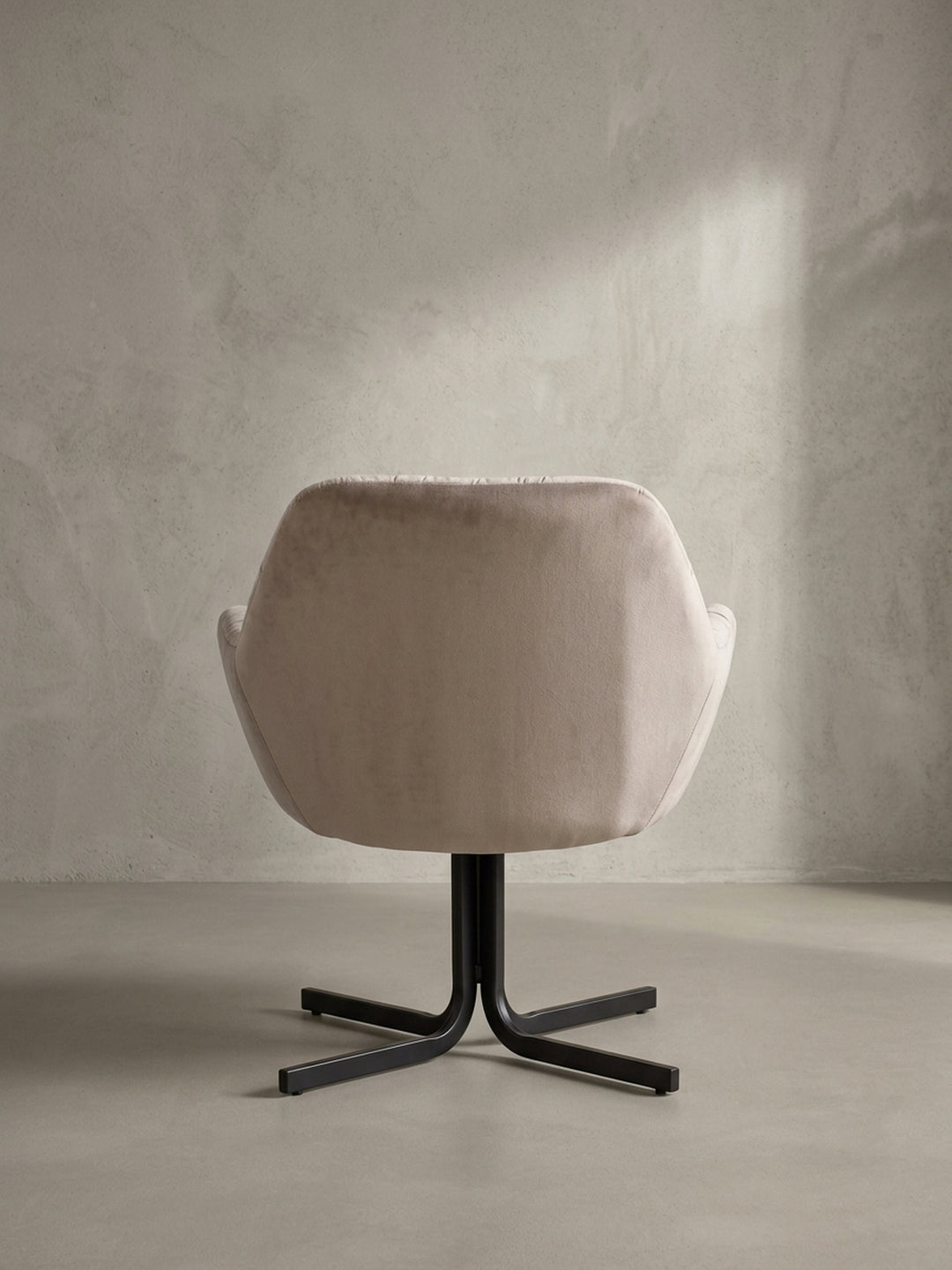 Gesamtdarstellung des modernen Loungesessels in Beige, der durch seine weiche Samtoptik und klare Linienführung in jedem Raum überzeugt._